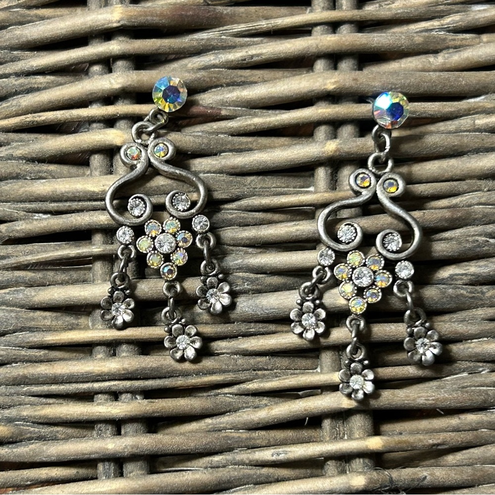 Goldtone dangling earrings for pierced ears.